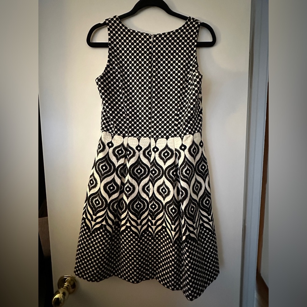 Patterned size 4 Taylor dress.  Pleated flair skirt and a fitted v-neck top. - Picture 2 of 4